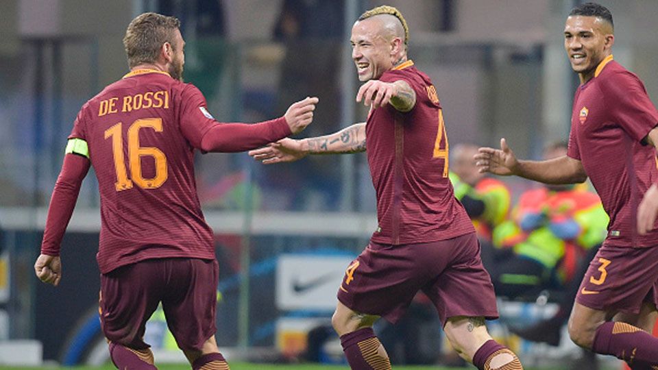 Selebrasi Radja Nainggolan dan para pemain AS Roma di babak pertama. Copyright: &copy; Getty Images